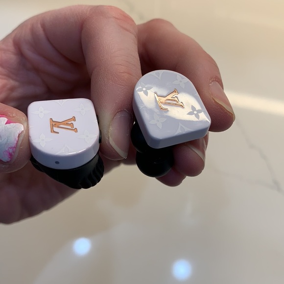 Louis Vuitton Horizon Ear Buds - Picture 10 of 11